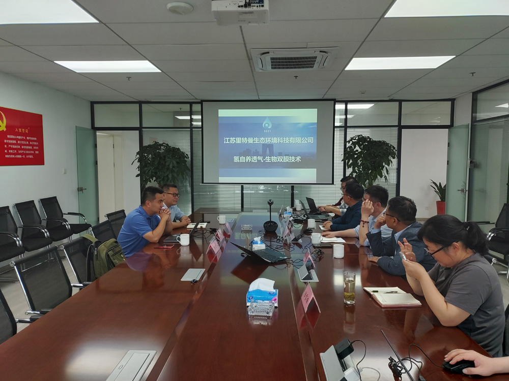 江苏里特曼生态环境科技有限公司总经理周琛对其公司情况进行介绍.jpg