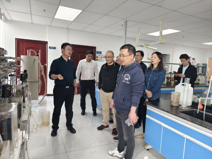 王金龙带领专家领导参观我司研发实验室.jpg